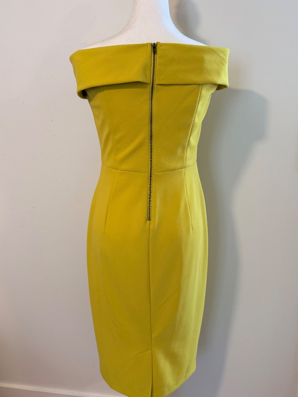 A standout Colour Chartreuse! - Picture 5 of 6